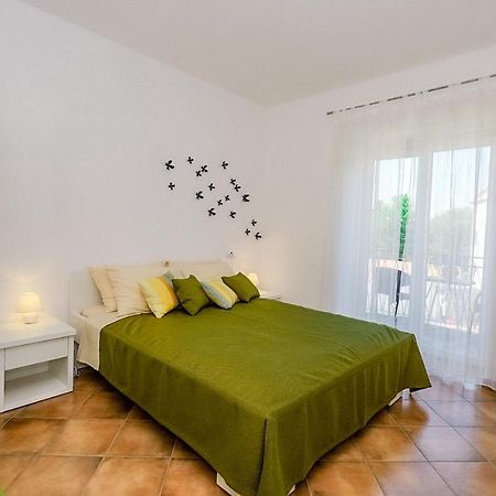 Apartmani Nina Ровин Екстериор снимка