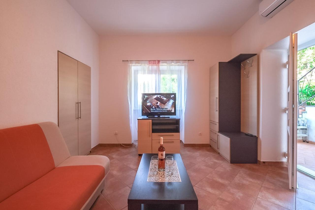 Apartmani Nina Ровин Екстериор снимка