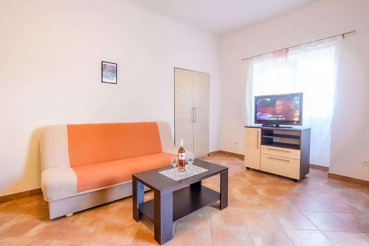 Apartmani Nina Ровин Екстериор снимка