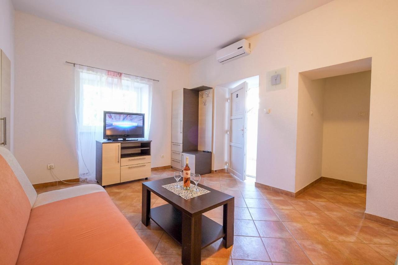Apartmani Nina Ровин Екстериор снимка