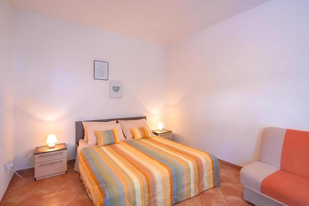 Apartmani Nina Ровин Екстериор снимка