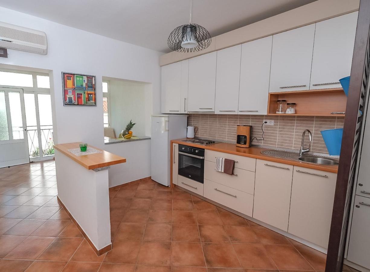 Apartmani Nina Ровин Екстериор снимка