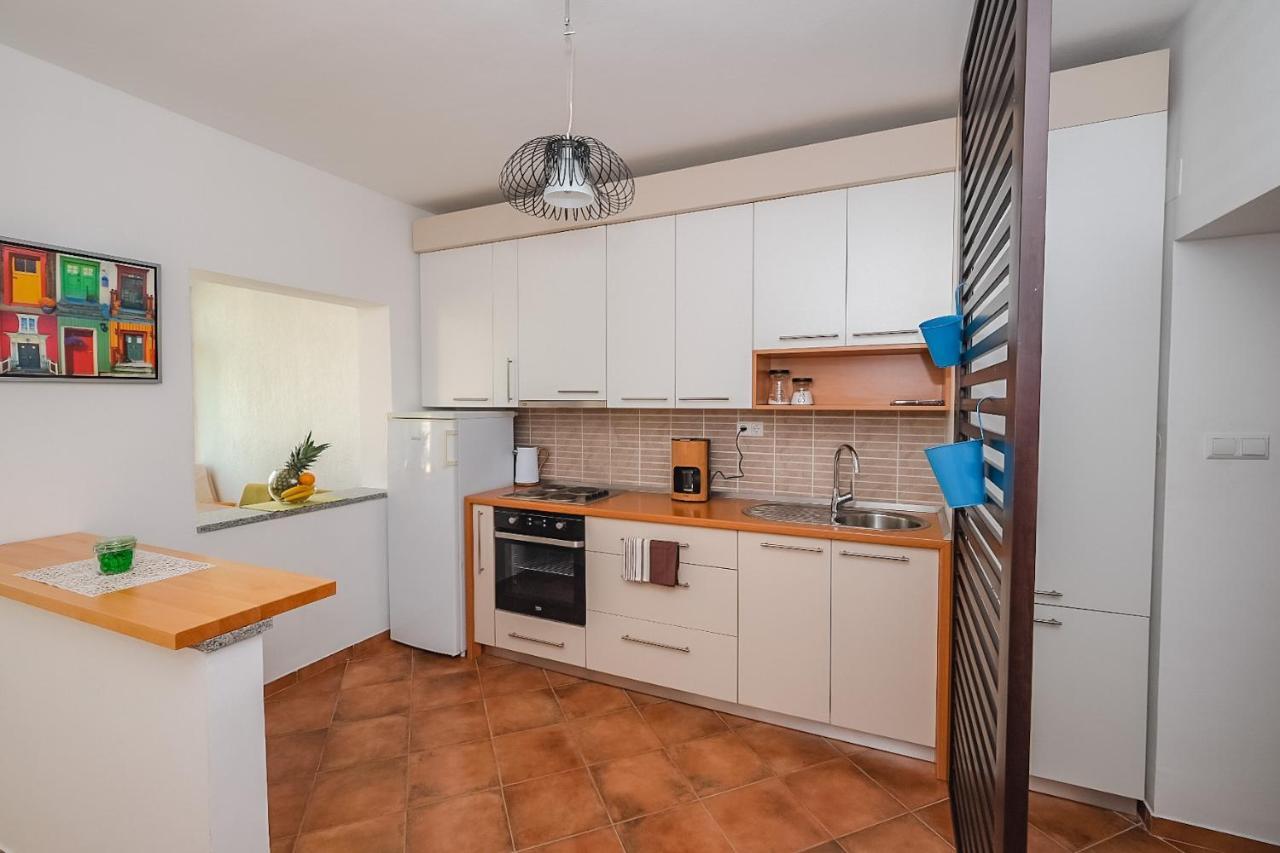 Apartmani Nina Ровин Екстериор снимка