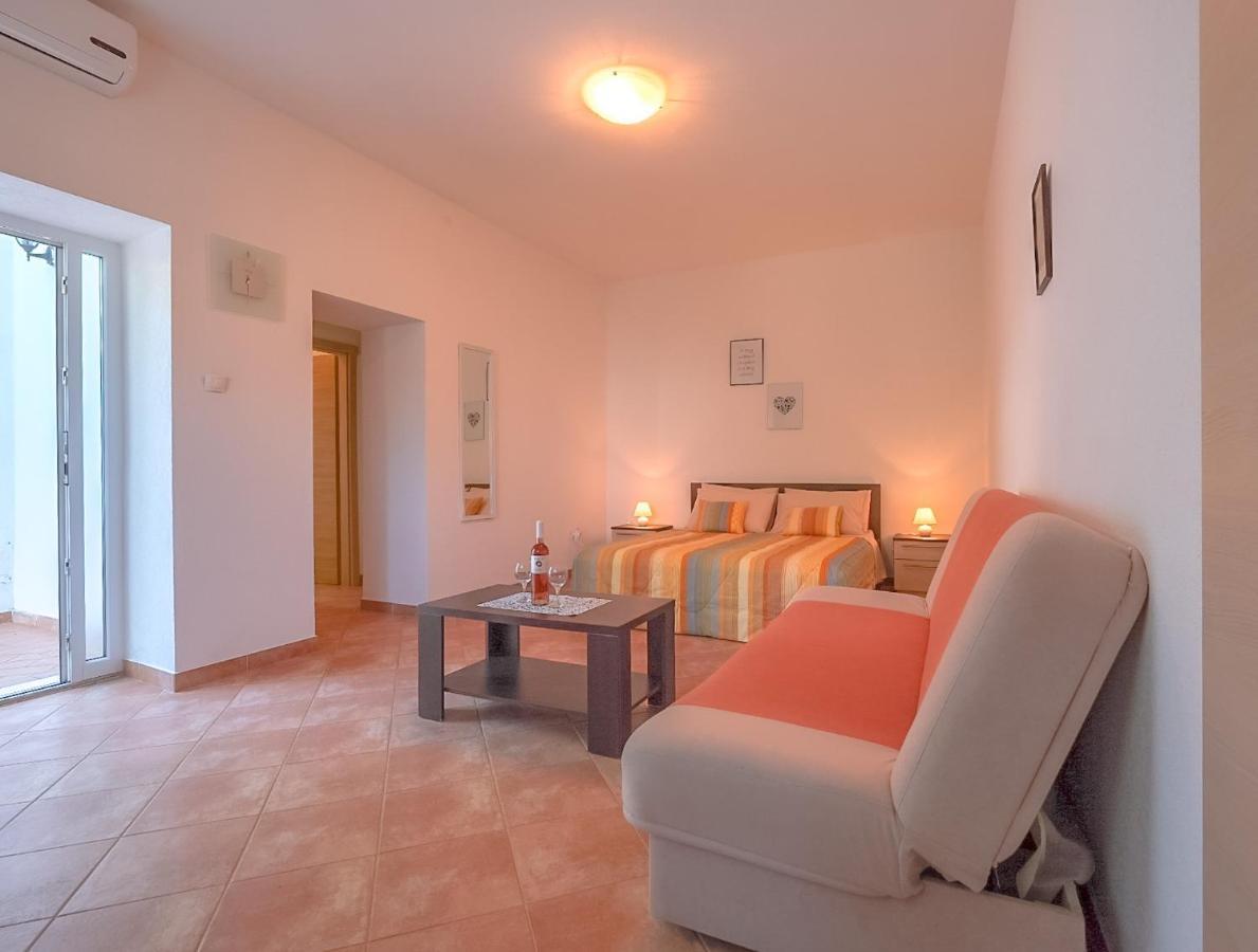 Apartmani Nina Ровин Екстериор снимка
